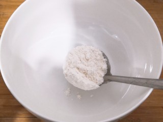 油炸杏鲍菇,准备一个碗，放入面粉