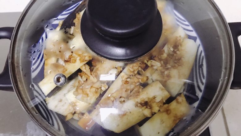 蒜泥蒸茄子,蒸锅水开后加入茄子，蒸至筷子轻松叉进
