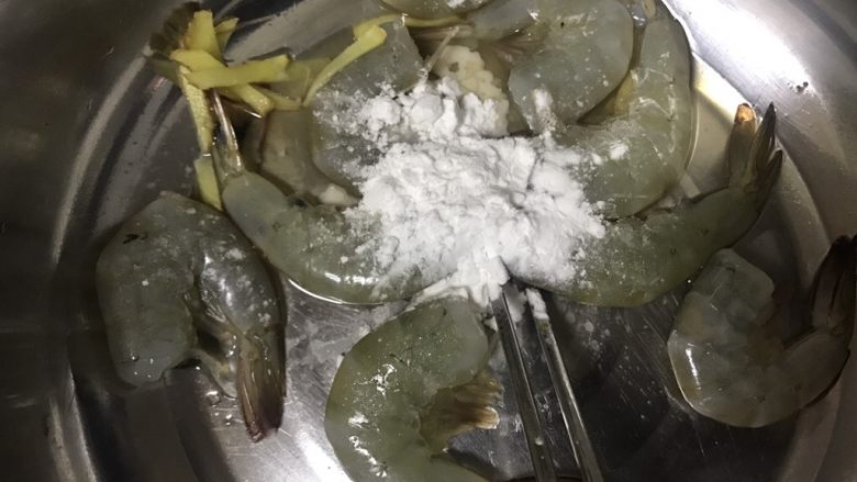 避风塘大虾,一勺淀粉抓匀腌制15分钟