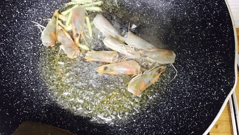避风塘大虾,锅留底油下姜丝，虾头煸出红油
