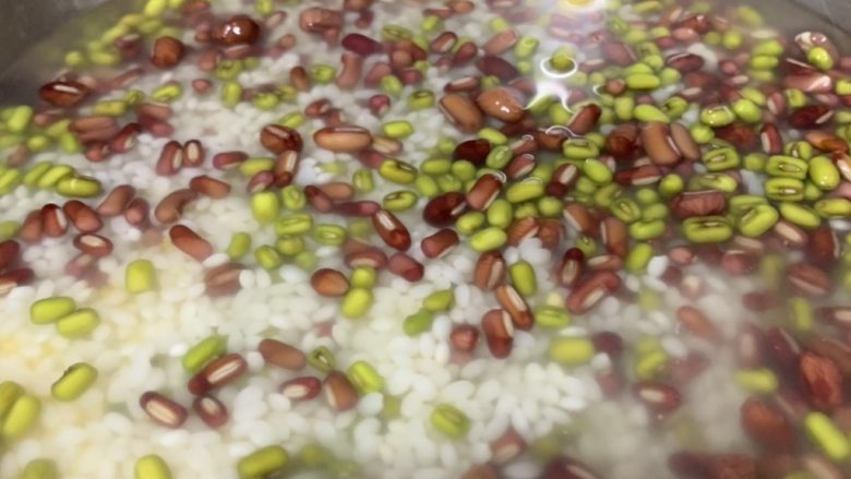 糯米南瓜盅,所有米和豆用水分开泡