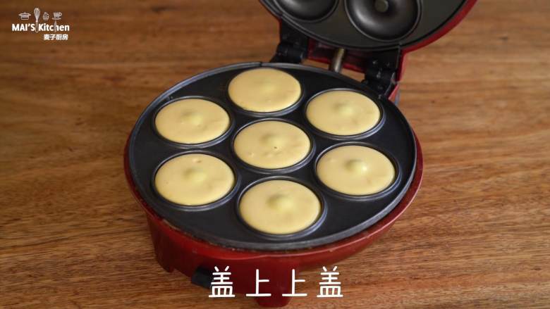 无油【酸奶甜甜圈】,小红锅最高温预热至红灯灭，使用挖球勺舀入约25g面糊，盖上上盖