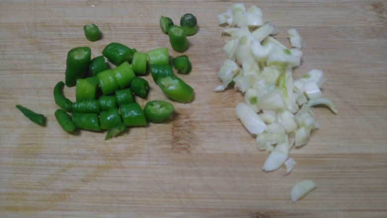 清炒绿豆芽、菠菜,尖椒、蒜切碎