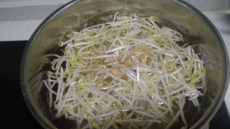 清炒绿豆芽、菠菜,锅中放入适量水，少许盐、几滴油，水开后放入绿豆芽，焯水30秒