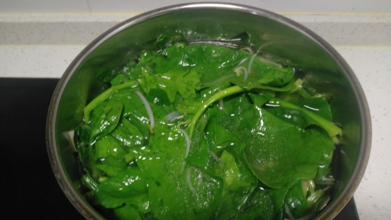 清炒绿豆芽、菠菜,放入菠菜焯水30秒