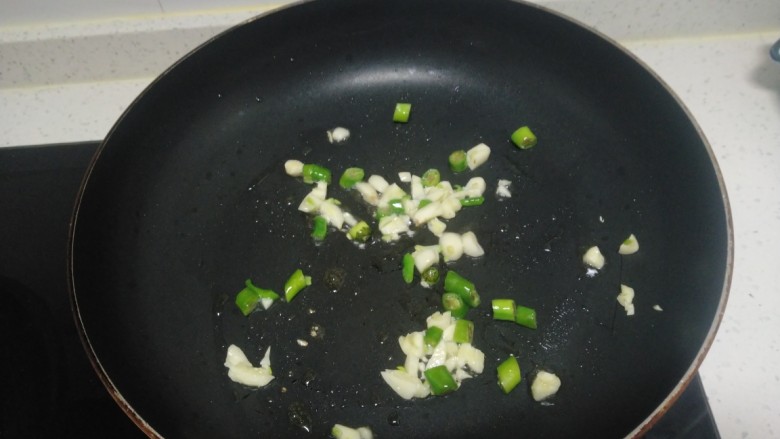 清炒绿豆芽、菠菜,锅中放入适量油，炒香尖椒、蒜