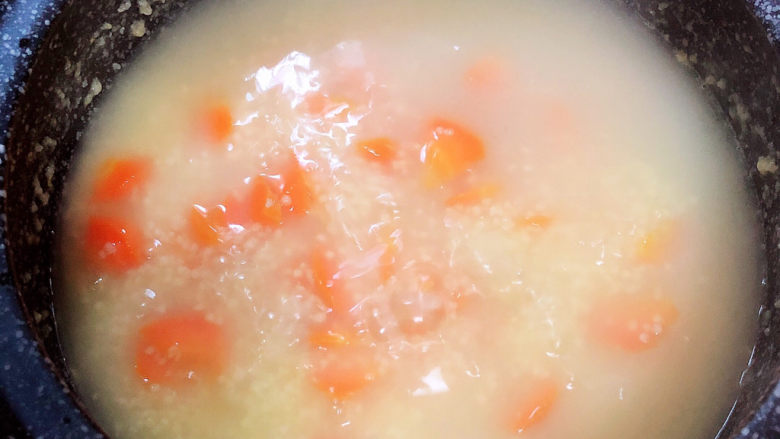 胡萝卜小米粥,开盖儿，时不时搅拌一下米粥，避免糊底。