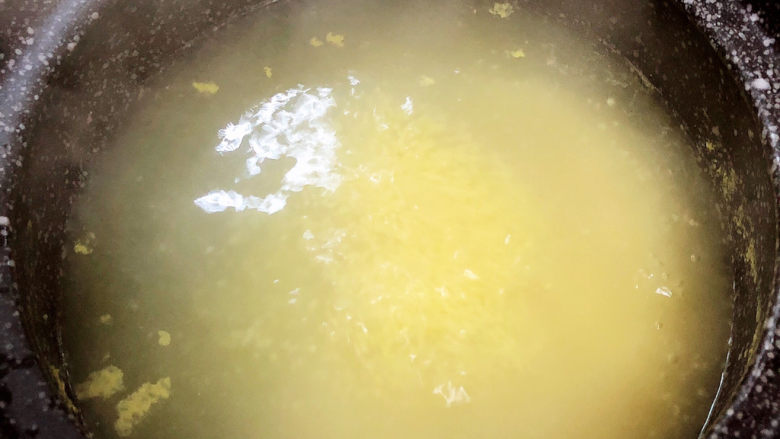 胡萝卜小米粥,粥开锅后，打开锅盖，用勺将粥搅拌均匀，盖盖儿小火焖煮5分钟。