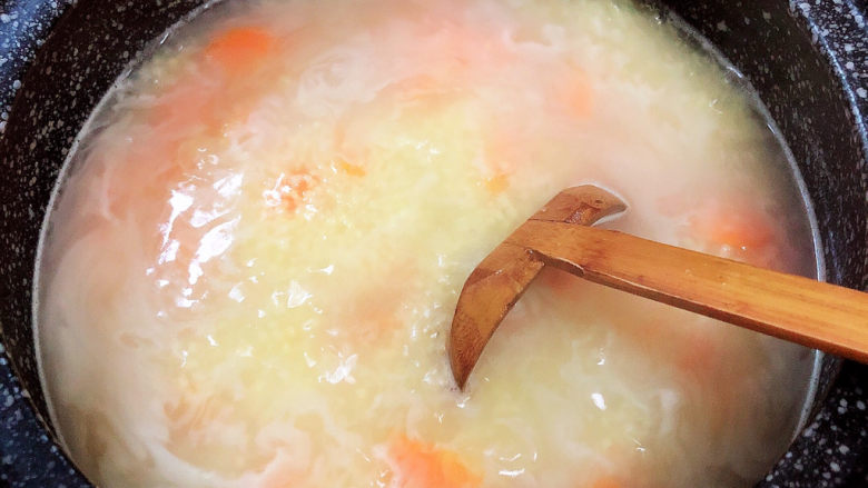 胡萝卜小米粥,盖上锅盖，小火儿继续焖煮5分钟。