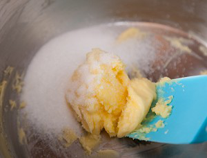 焦糖杏仁脆,加入细砂糖，顺着一个方向搅拌均匀；
