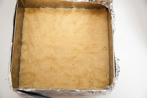 焦糖杏仁脆,用牙签在底部扎下一些小孔，放入预热180度的烤箱中层，烤10分钟左右，表面微黄即可；