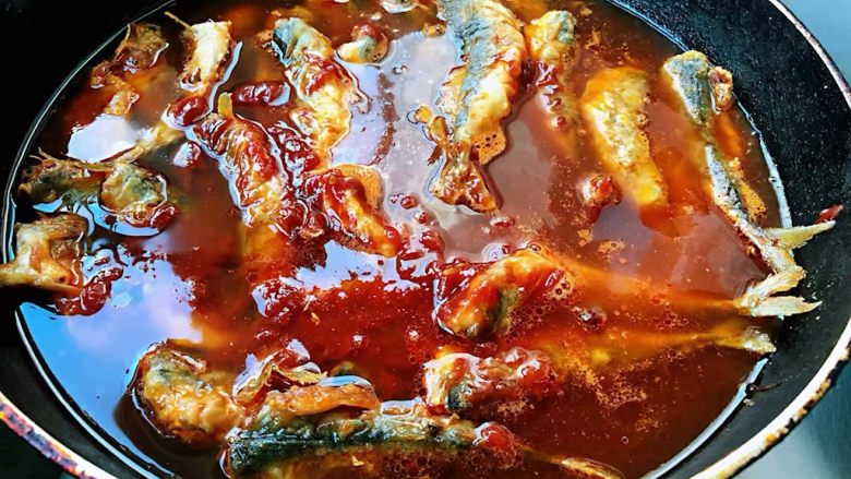 香酥茄汁鲐鲅鱼,放入炸好的鲐鲅鱼使汤汁基本没过鲐鲅鱼大火炖起来