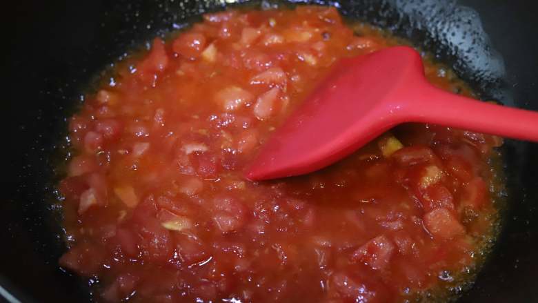 西红柿炖牛排,准备一口炒锅，倒入一勺植物油，油烧热以后加入切碎的西红柿翻炒，西红柿很快就出汁了。