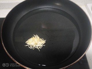 多彩圆子龟苓膏,清水放入锅中，加入菊花