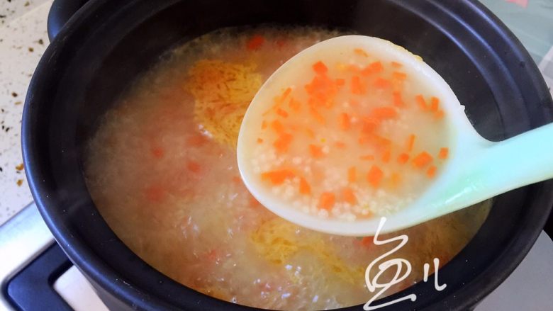 胡萝卜小米粥,粥已经熬煮的黏稠