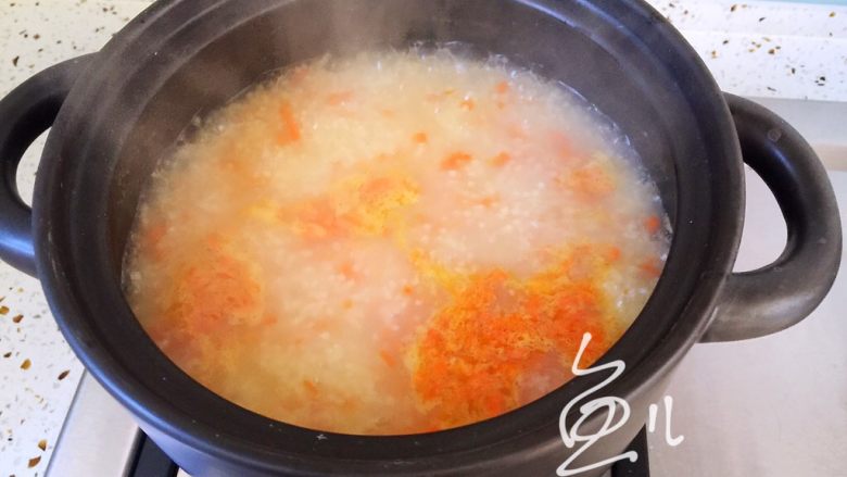胡萝卜小米粥,熄火盖盖，焖3-5分钟
