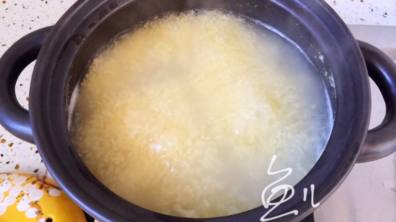 胡萝卜小米粥,粥煮10分钟后，开盖搅动几下