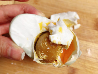 咸蛋黄豆腐,切开咸鸭蛋，接个碗不要浪费了鸭蛋里的蛋黄油哟。