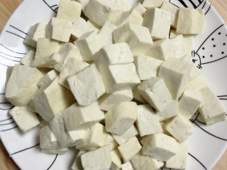 咸蛋黄豆腐,豆腐焯水后捞出，放凉备用。