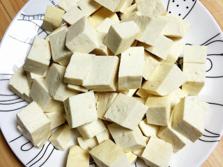 咸蛋黄豆腐,豆腐切成小块儿。