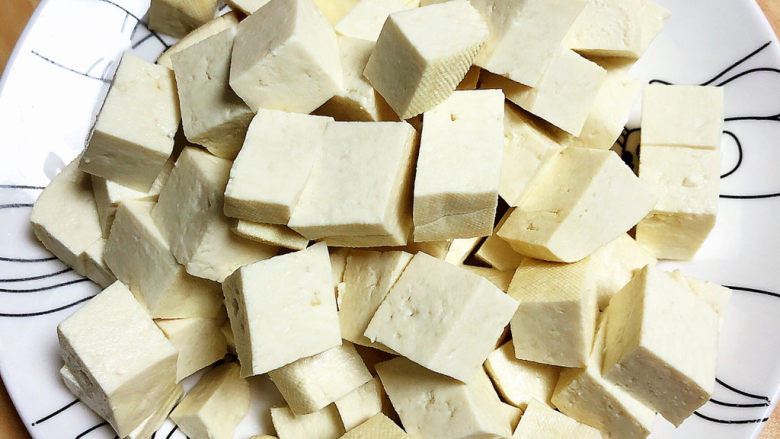 咸蛋黄豆腐,豆腐切成小块儿。