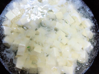 咸蛋黄豆腐,锅中放入适量的水，水开后放入豆腐焯一下豆腐。