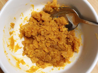 咸蛋黄豆腐,将鸭蛋黄用勺子压碎待用。