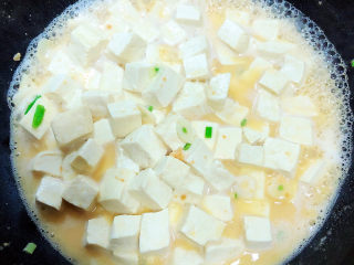 咸蛋黄豆腐,放入豆腐块，搅拌均匀。