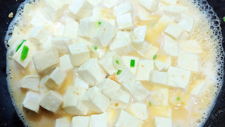 咸蛋黄豆腐,放入豆腐块，搅拌均匀。