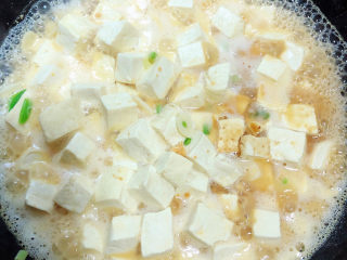 咸蛋黄豆腐,加入盐、少量生抽，轻翻均匀。