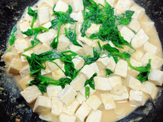 咸蛋黄豆腐,豌豆苗入味后，收汁出锅。