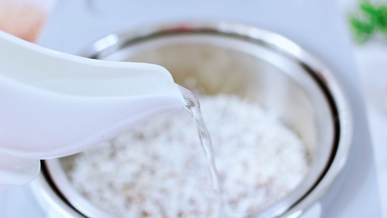 黎麦紫甘蓝时蔬饭团,这个时候倒入适量的清水，水不要超过米的1厘米以上，脱糖电饭煲的原理和我小时候吃的捞米饭是同一个道理，主要以煮、滤、洗、蒸、原理，使带有淀粉的米汤与米饭分离，通过甑子过滤到外釜，专利水循环技术，使米饭去除淀粉的同时，营养不流失。
