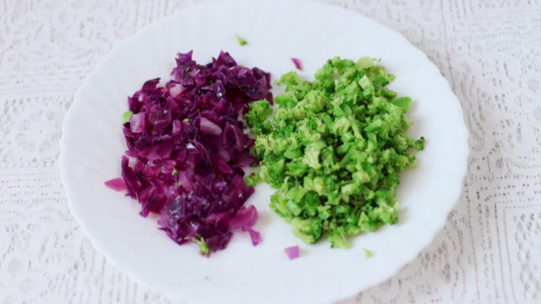 黎麦紫甘蓝时蔬饭团,把紫甘蓝和西兰花用刀切碎备用。