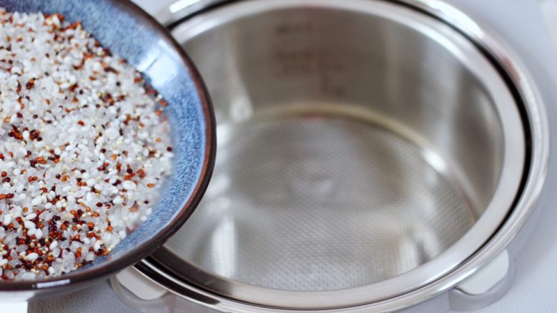 黎麦紫甘蓝时蔬饭团,把浸泡后的黎麦和大米，糯米放入臻米脱糖煲的甑锅里。