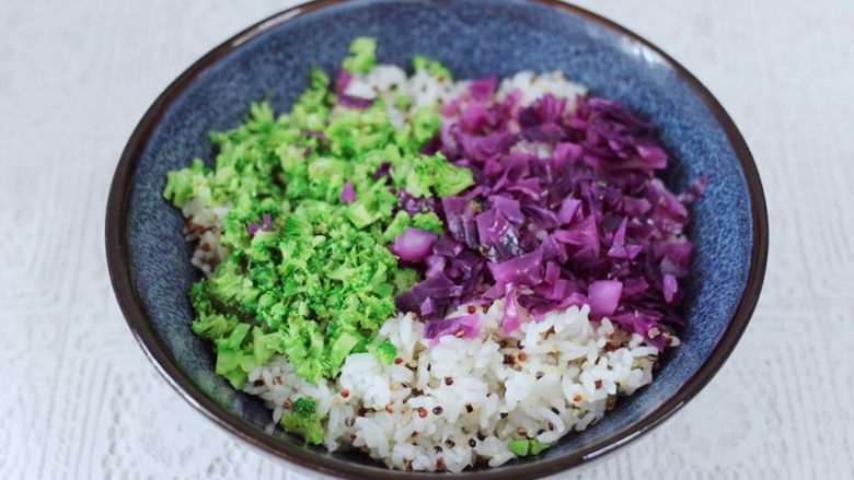 黎麦紫甘蓝时蔬饭团,把蒸好的黎麦饭，取一些放入大的容器里，再放上紫甘蓝和西兰花。