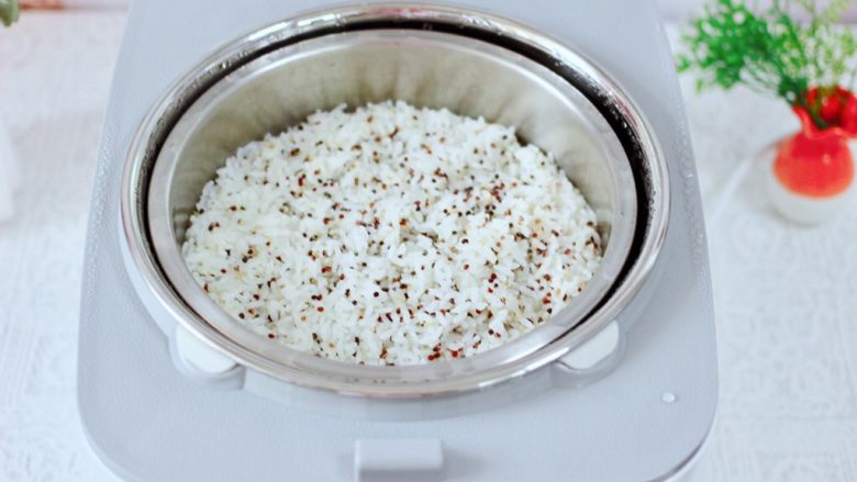 黎麦紫甘蓝时蔬饭团,这个时候黎麦米饭也煮熟了，满屋飘出香味，粒粒饱满圆润，脱糖的米饭更健康。