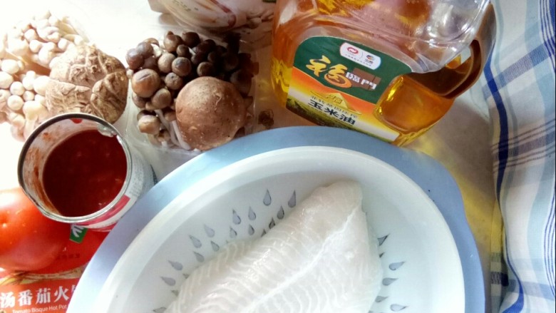 酸汤龙利鱼,准备食材和调味料。