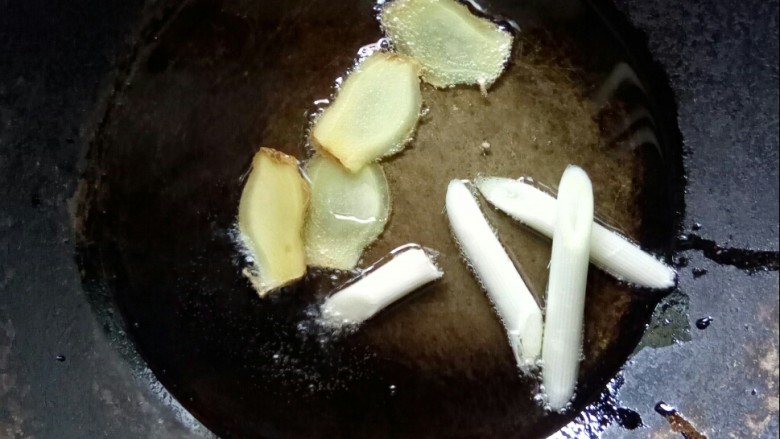 酸汤龙利鱼,炒锅倒油，放葱姜小火炒香。