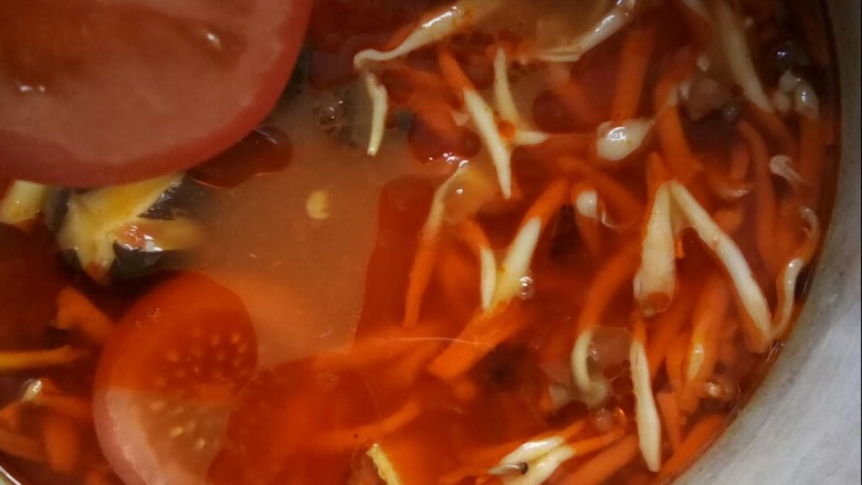 酸汤龙利鱼,放番茄片熬汤。