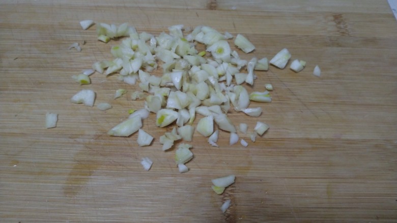 蒜香菠菜、皮菜,蒜切碎