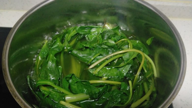 蒜香菠菜、皮菜,锅中放入适量盐、少许油，水开后放入菠菜焯水30秒