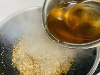 糯米烧麦,加入适量的泡香菇的水继续翻炒 