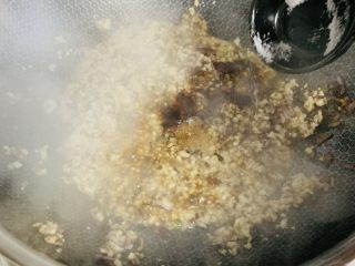 糯米烧麦,加入老抽、加入十三香 翻炒均匀备用