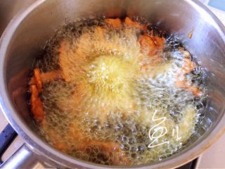 油炸杏鲍菇,油烧至3成热，放入杏鲍菇条炸制