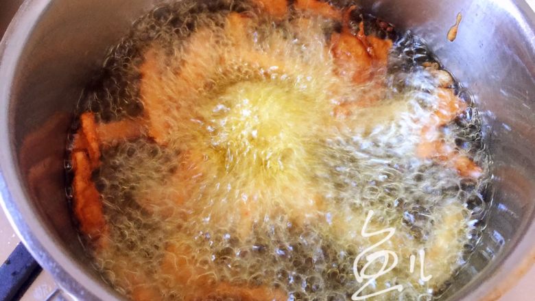 油炸杏鲍菇,油烧至3成热，放入杏鲍菇条炸制