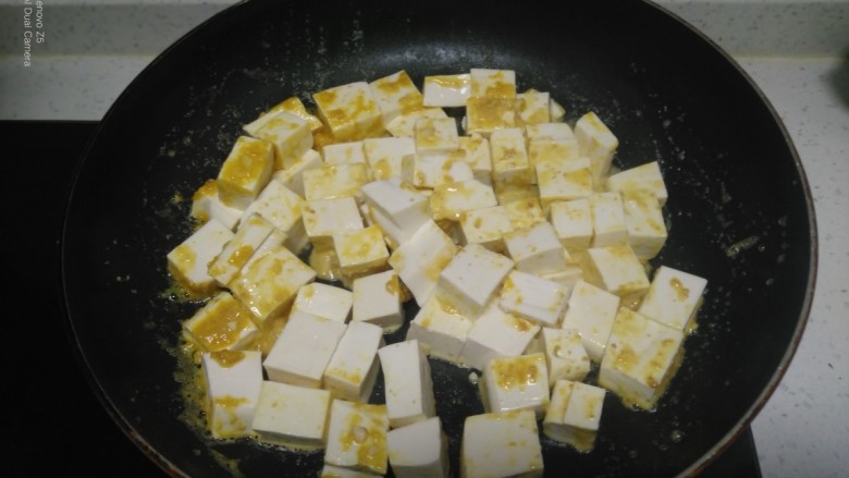 咸蛋黄豆腐,倒入内脂豆腐