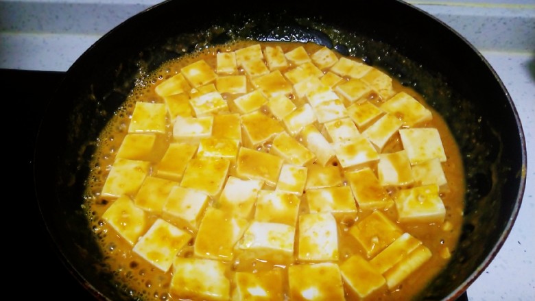 咸蛋黄豆腐,中火炖2分钟大火收汁