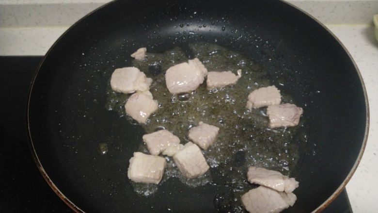 猪肉、豆干、白菜炖粉条,锅中放入适量油，放入猪肉炒至变色