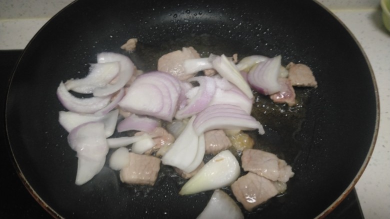 猪肉、豆干、白菜炖粉条,放入洋葱,加入少许盐