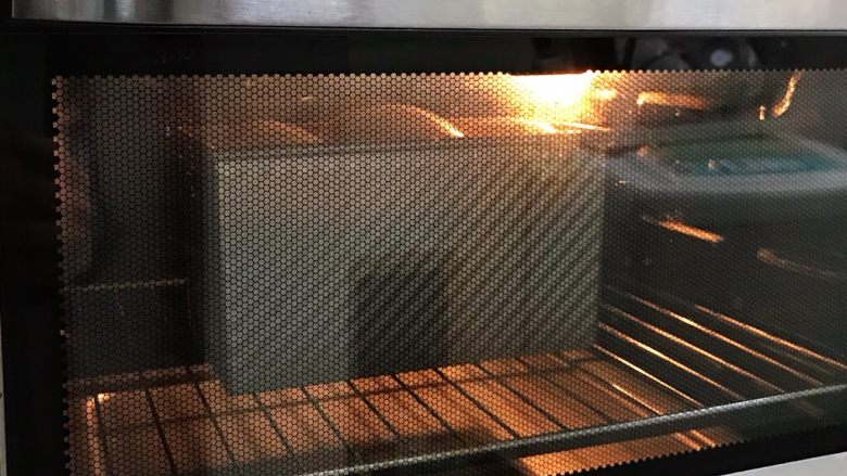 肉松吐司,放入预热好的烤箱，上下火175度分钟约30分钟，待表面上色后可盖锡纸，防止颜色烤深。